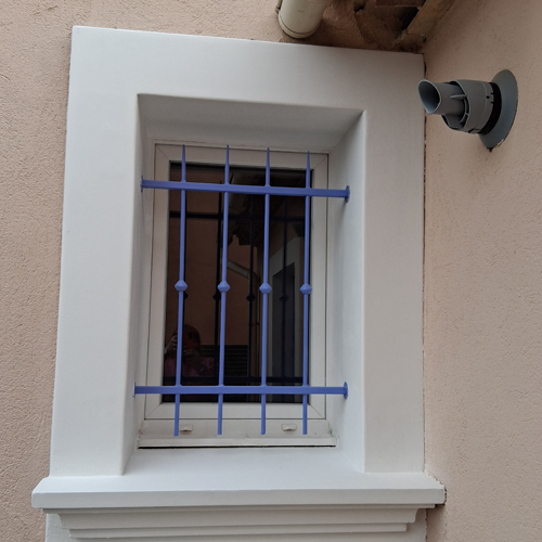 grille bleue sur petite fenêtre