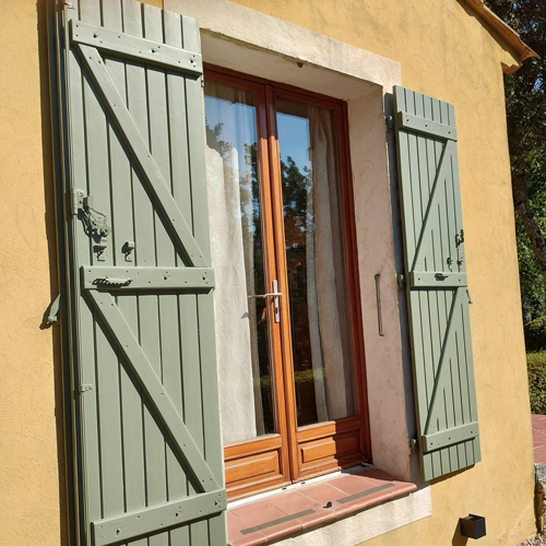 Volets verts sur façade de mas